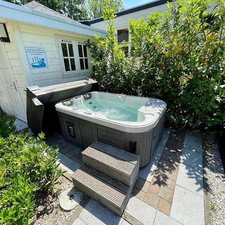 Modern Holiday Home In Kaatsheuvel With Bubble Bath Buitenkant foto